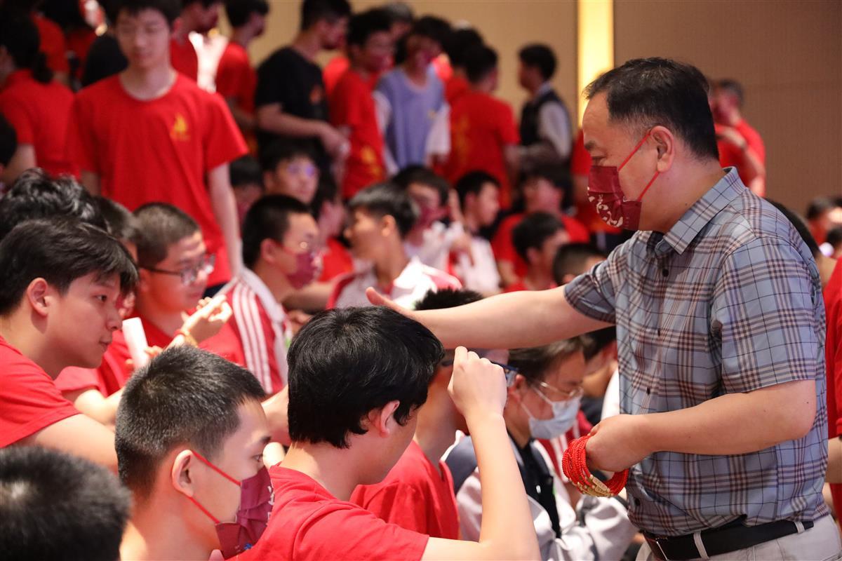 校领导为考生戴上幸运红绳