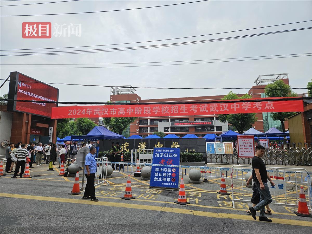 武汉中考首日交警直播护航，送考家长花式助威 | 极目新闻