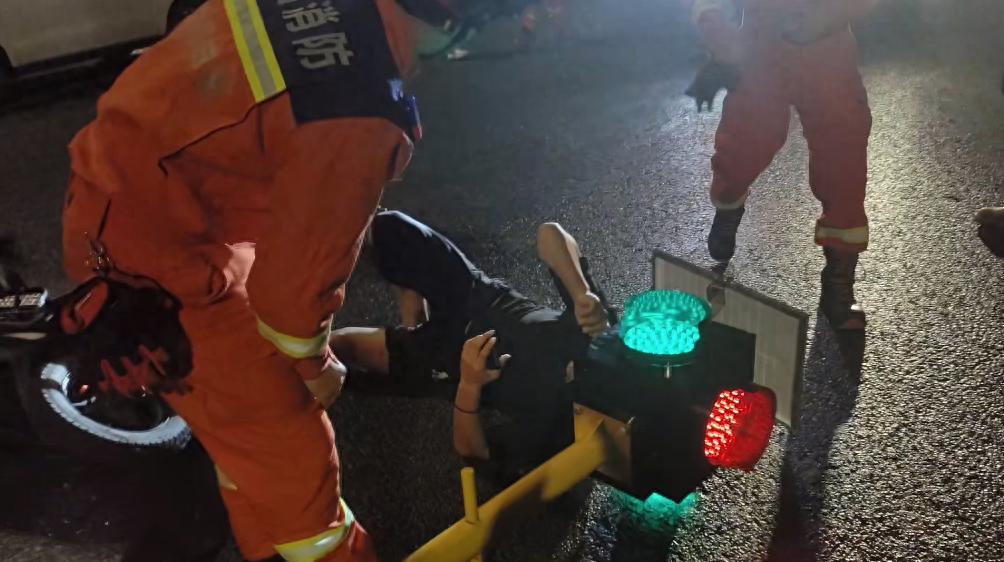 社死！男子骑电动车玩手机不看路 头部卡进红绿灯