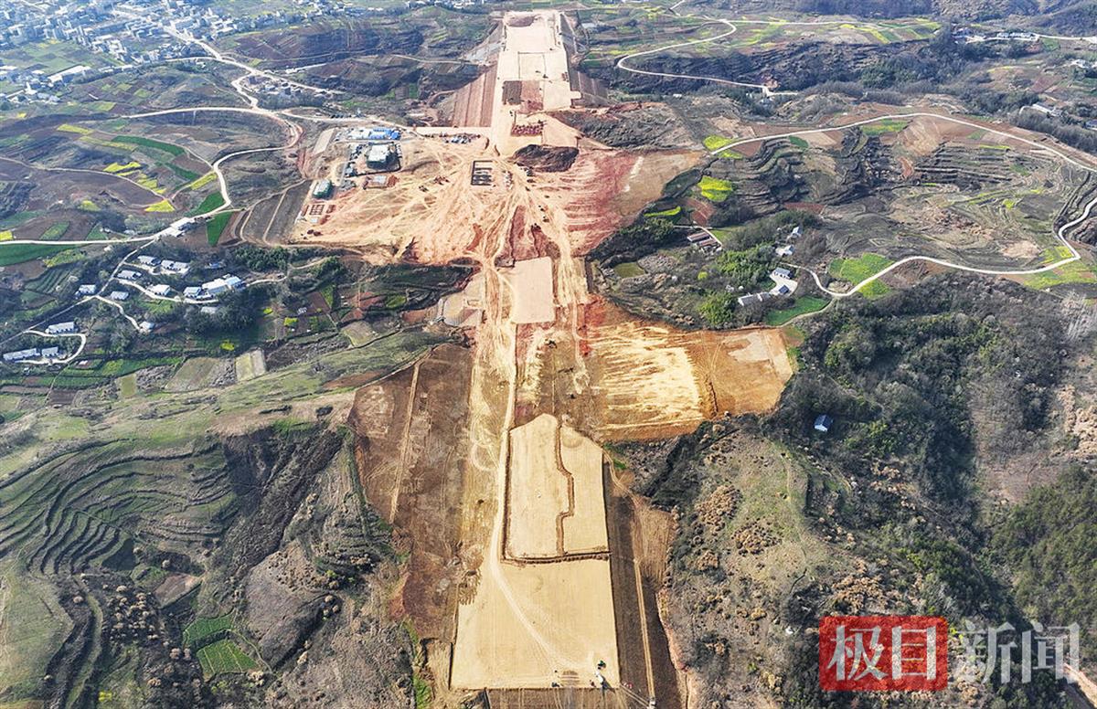 1200米飞机跑道已现雏形.jpg