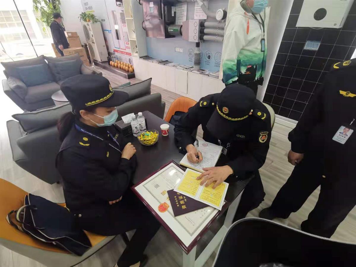 新房交付现场，武汉城管队员打“控制违建”预防针 | 极目新闻