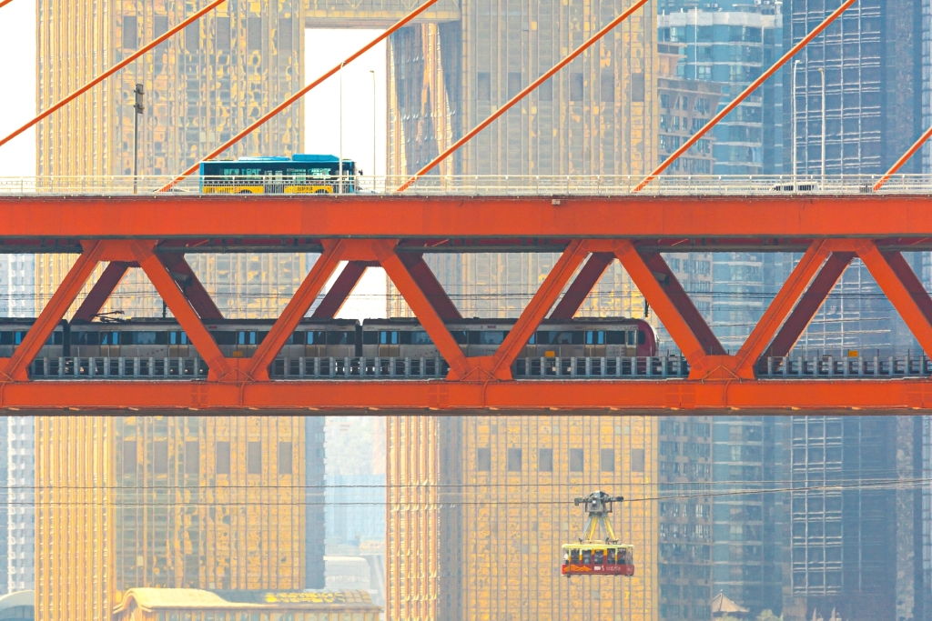 “山城步道+过江索道+轨道交通+地面公交+水上巴士+游轮航线”的山水城市立体环游交通网，成为全国独具特色的交旅融合示范亮点。重庆交通开投集团供图