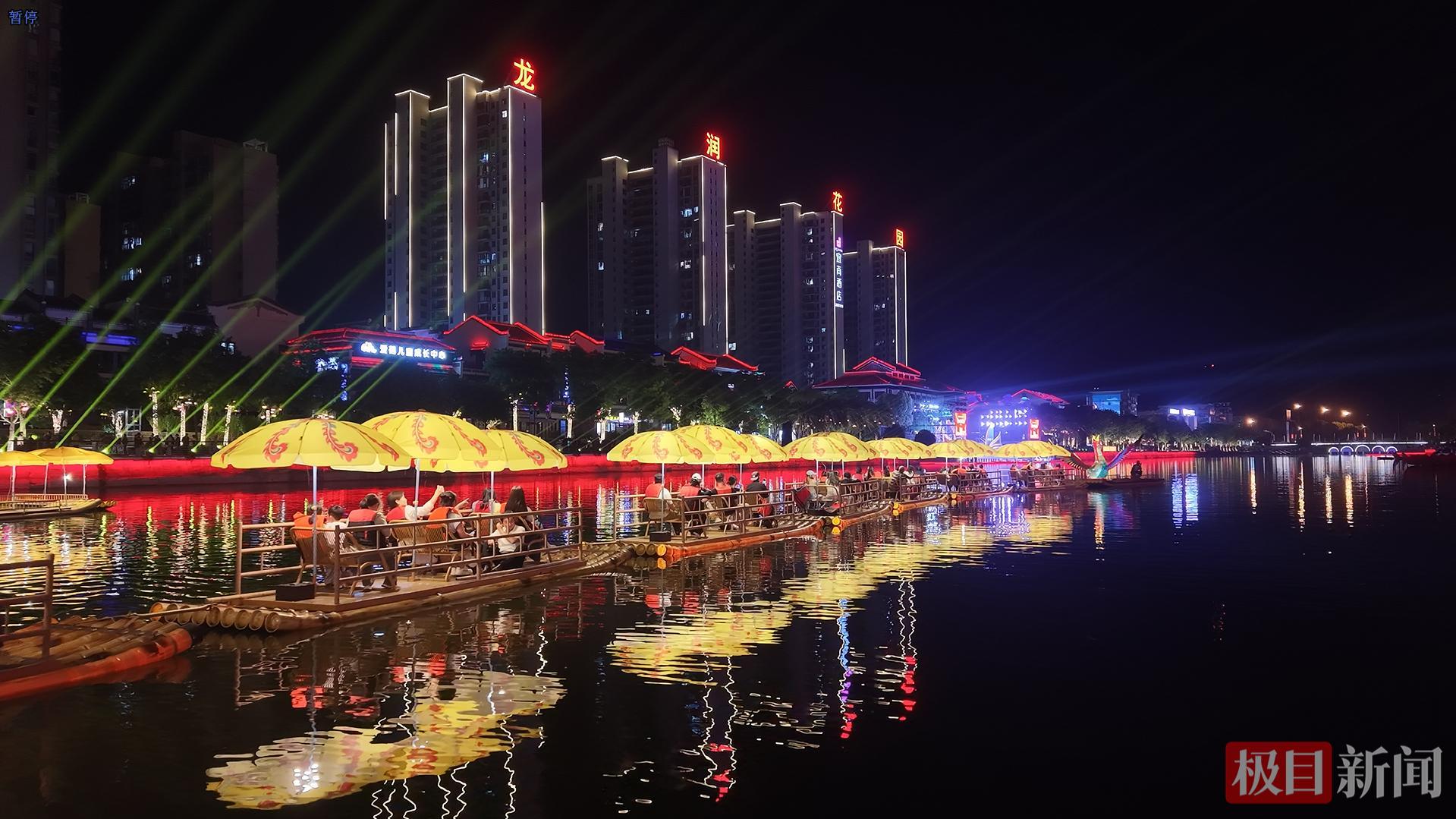 游客在洪湖市内荆河体验凤舟巡游。（视频截图）.jpg