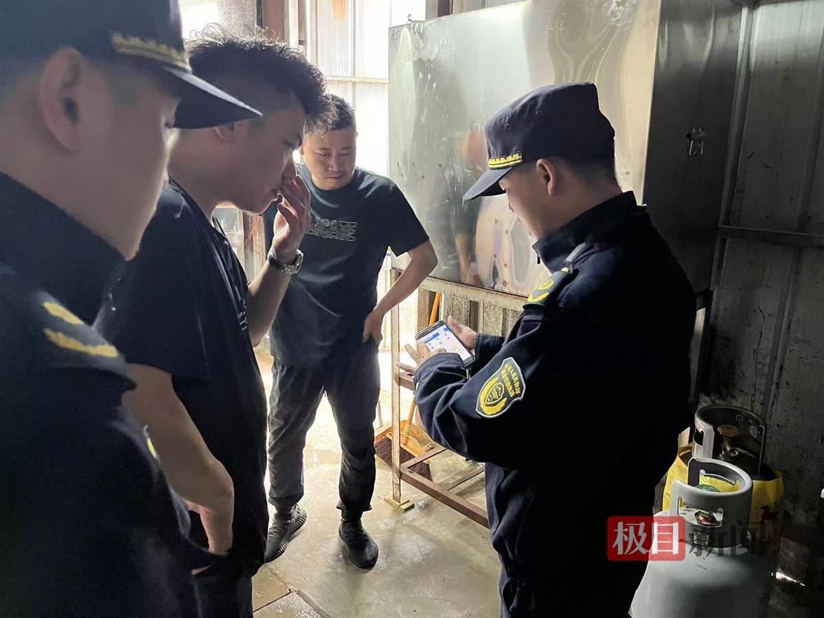 城管路长进行燃气安全排查