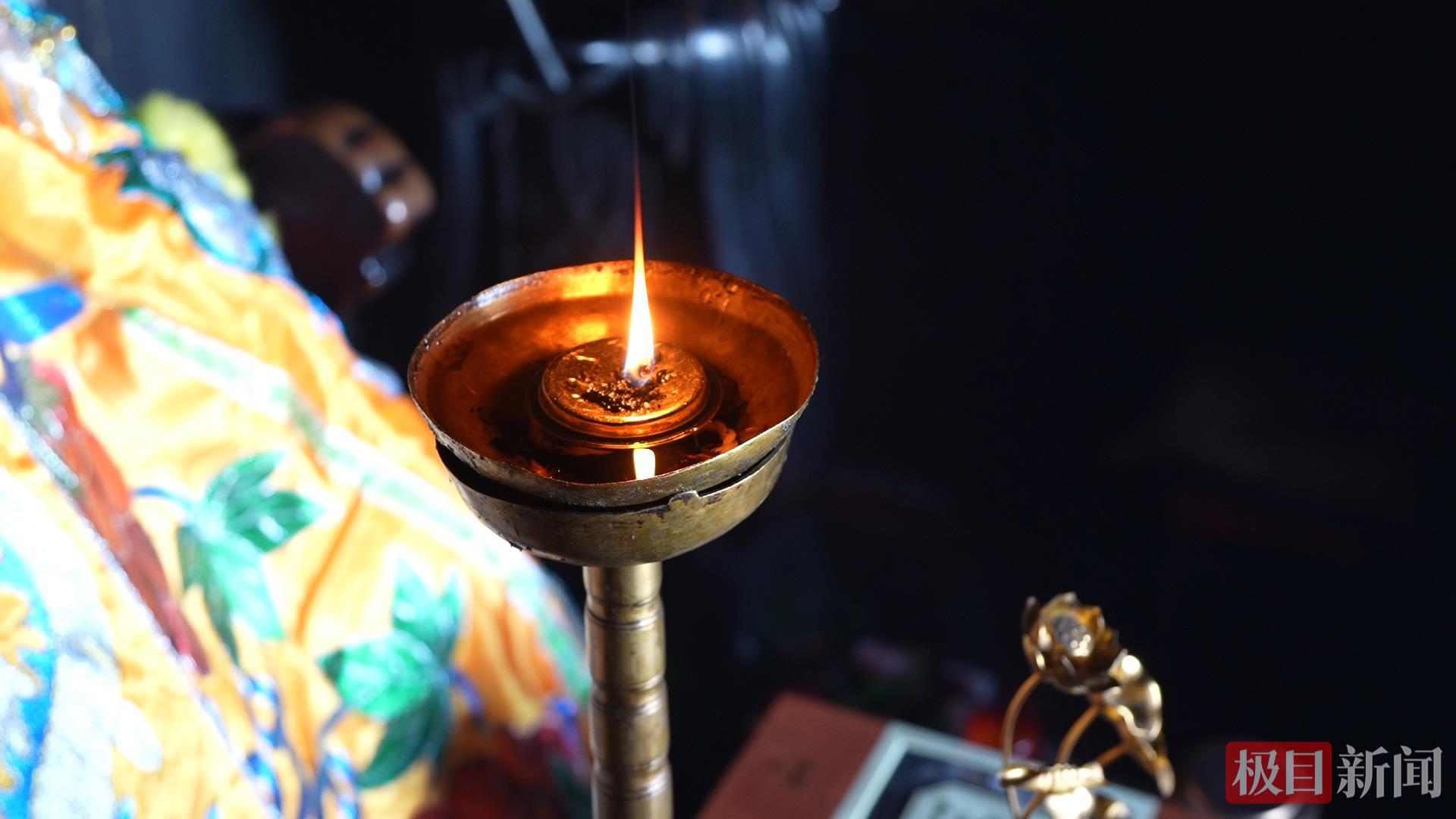 金殿内的长明灯.jpg