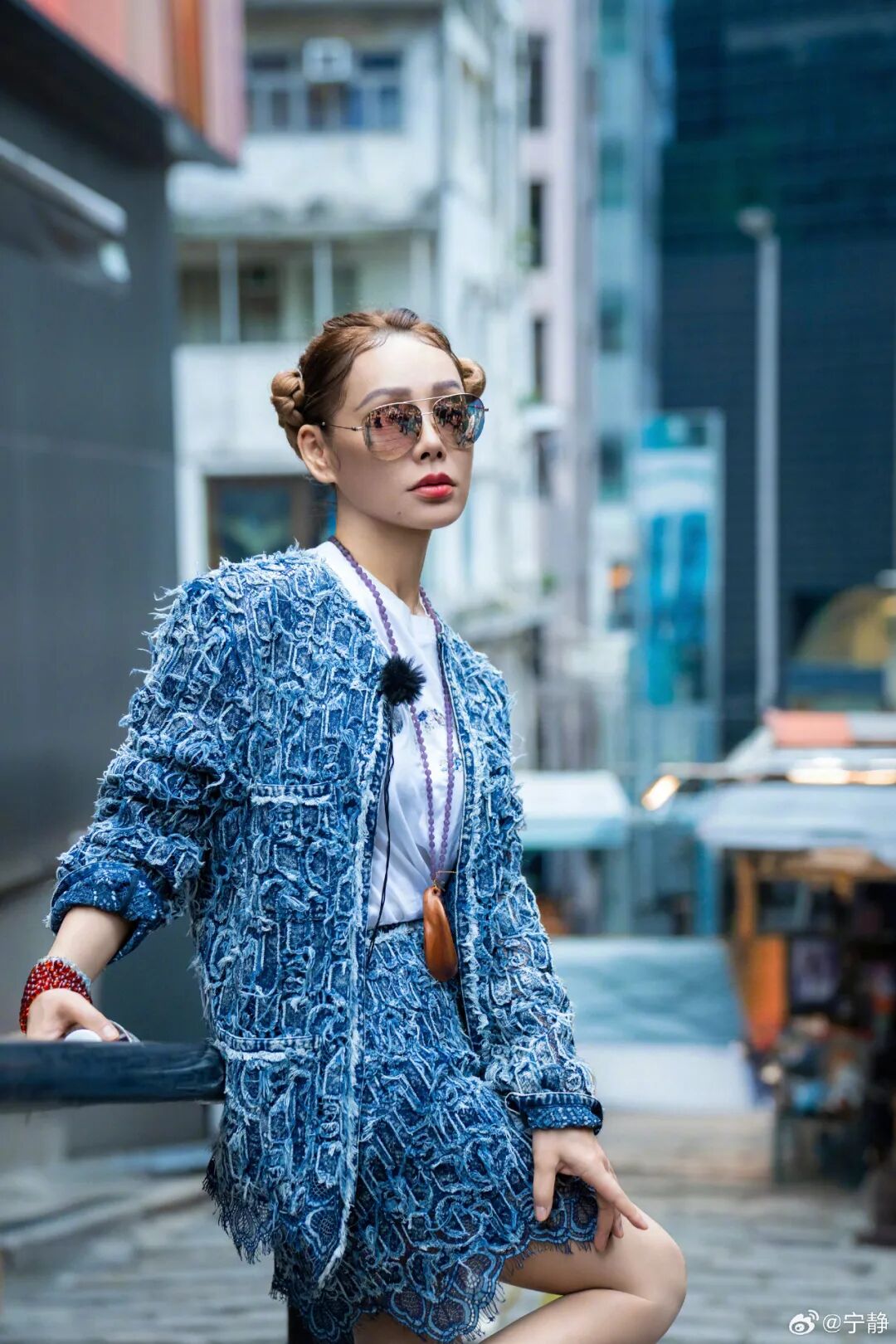 《一路繁花 2》中刘嘉玲问宁静：你是不是特别爱装？她坦然回应：我不否认；此前王家卫说唐嫣很装冲上热搜