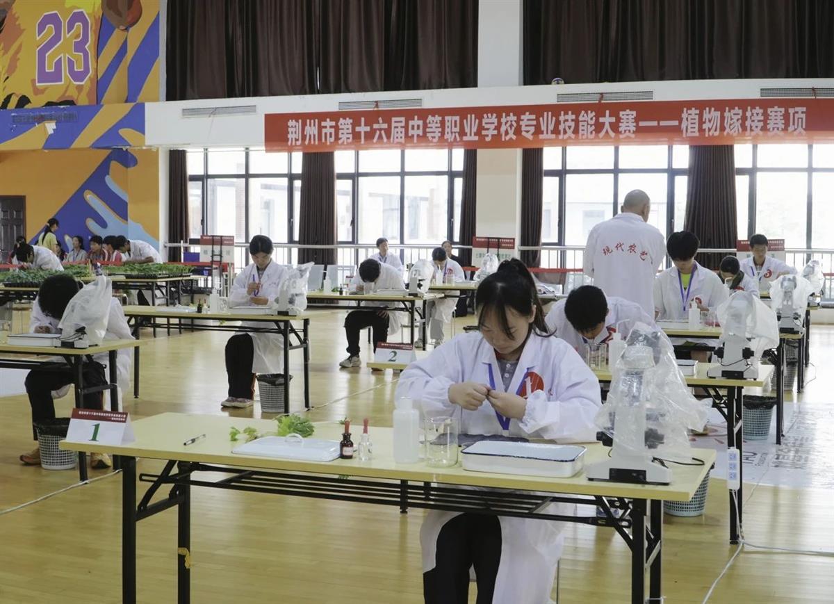 荆州市第十六届中等职业学校专业技能大赛现场。.jpg