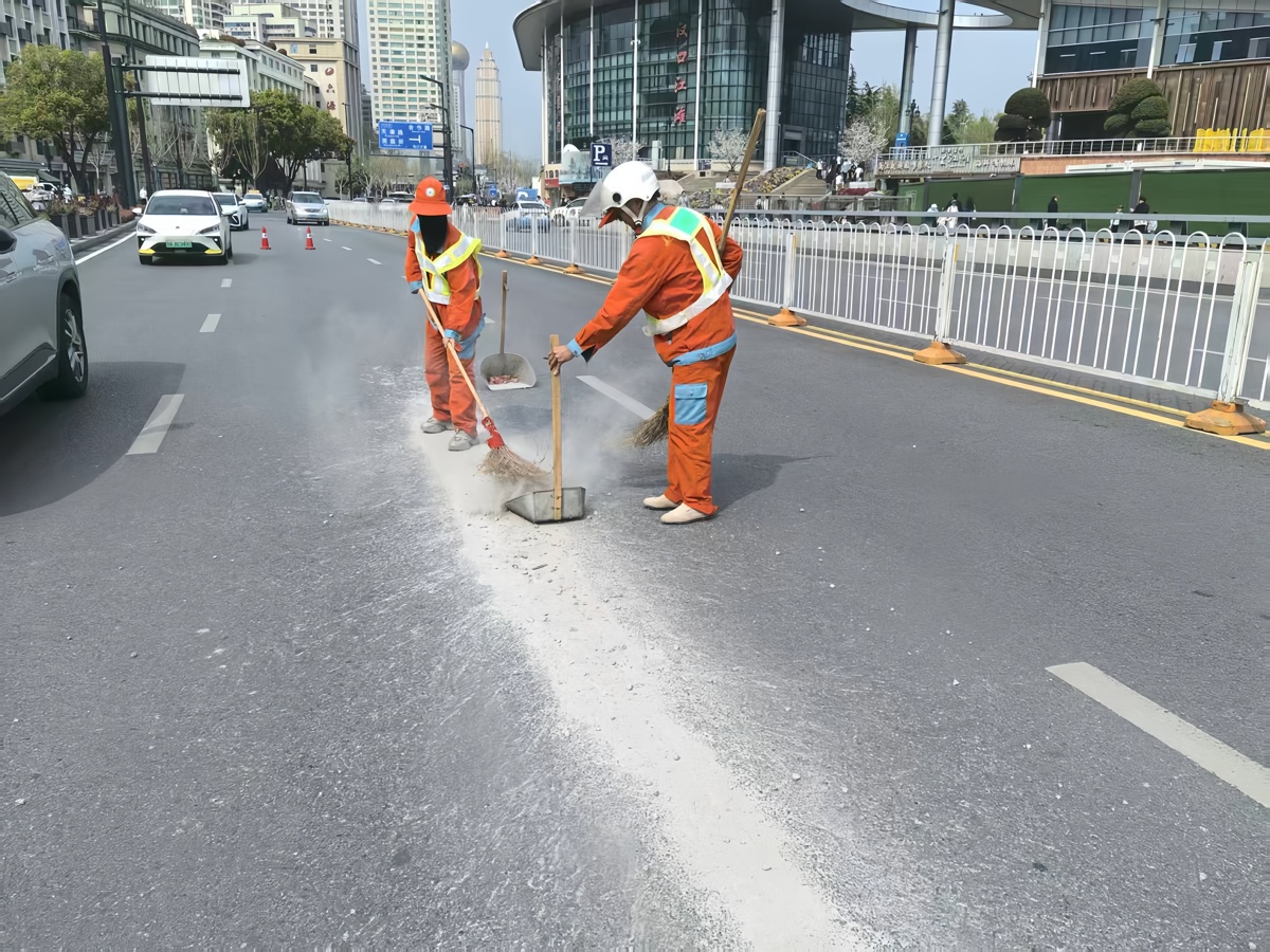 环卫部门快速处置，20分钟内清洗污染路面 (4).jpg
