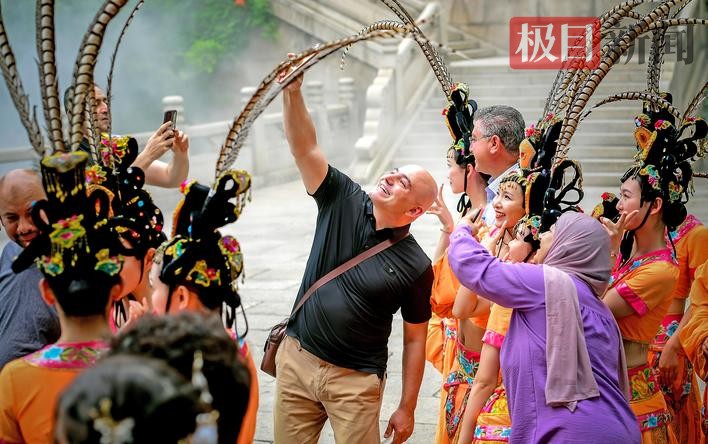 外宾与演职人员合影（摄影：极目新闻记者刘中灿）