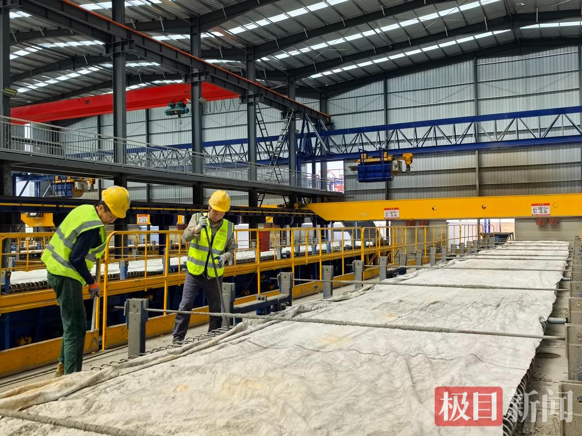 建设者在梁场内工作.jpg