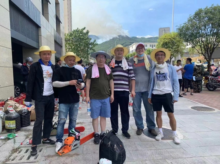 Frank和学校共6名老师支援救火（受访者供图）