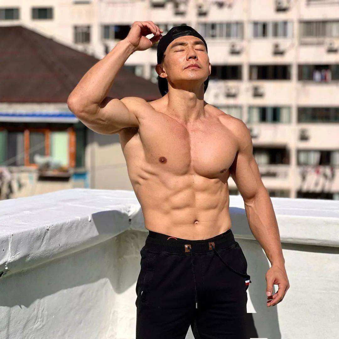 刘畊宏健硕的肌肉。