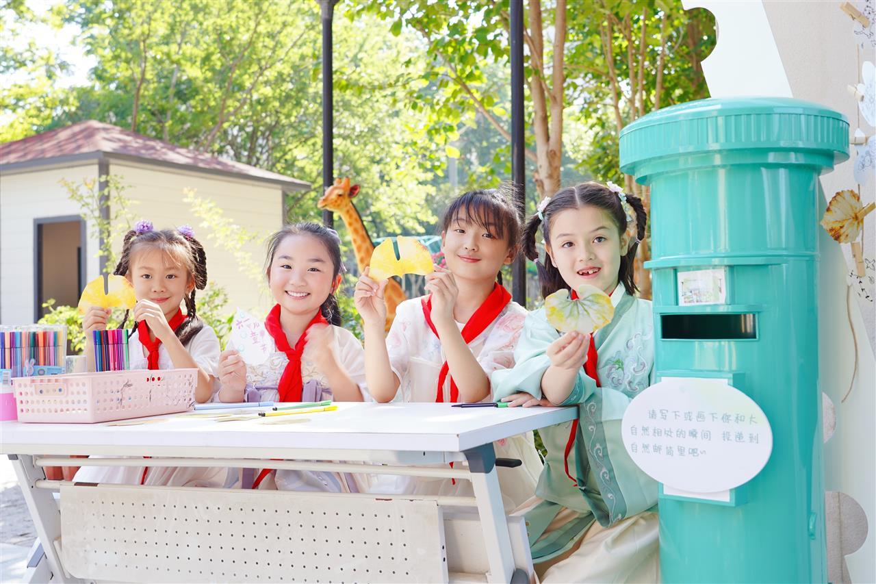 1.光谷十一小 我们把六一画进明信片，投递快乐给全世界.png