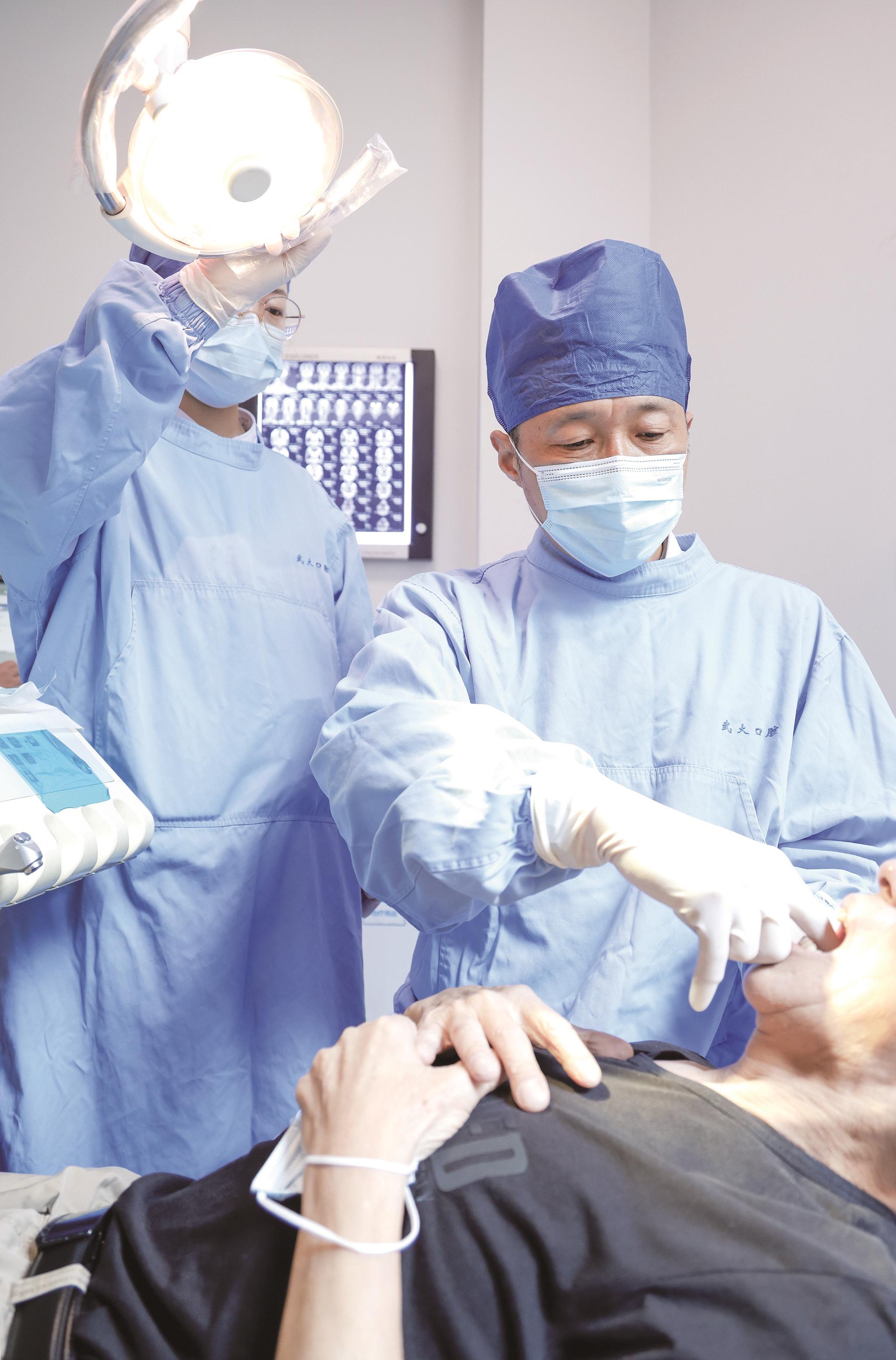 头颈肿瘤外科专家进行检查