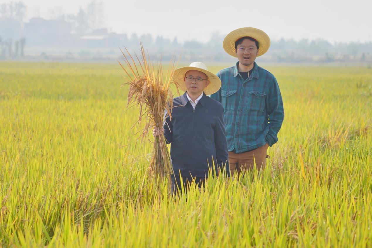 交个朋友主播马英杰与湖北省粮食行业协会副会长兼秘书长陈三才互动 摄影：宋枕涛.png