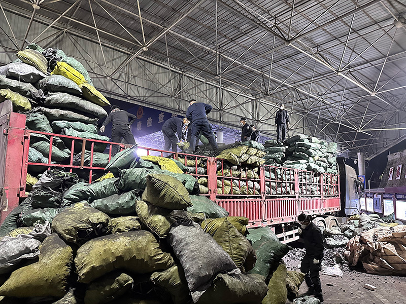 执勤民警正在查找毒品。（德宏边境管理支队 供图）