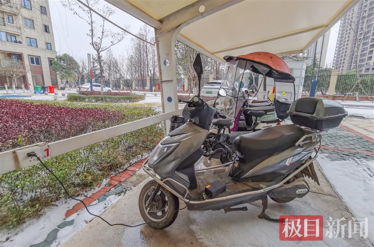 2月26日，电动车在荆州高新区太湖港街道联投·国际城璞悦湾小区的充电站充电（极目新闻记者 黄志刚 摄）.jpg