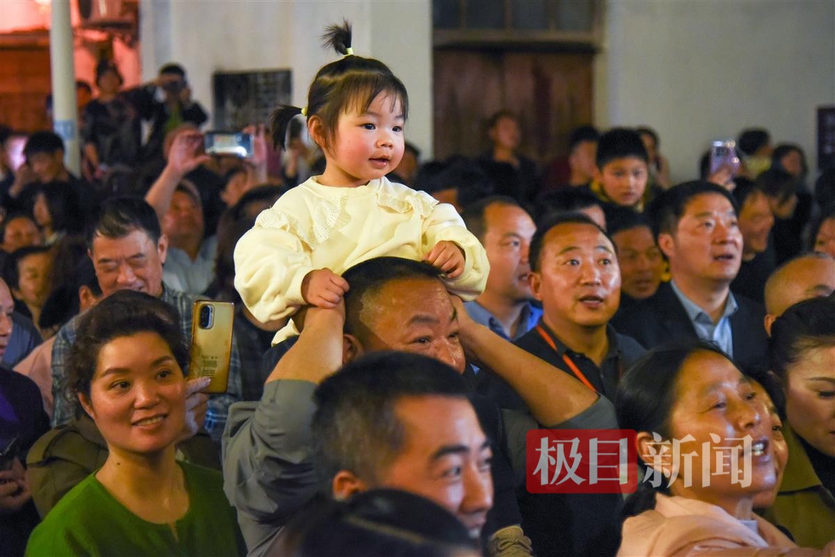 3月29日，湖北省监利市启动2024年春季文化旅游季活动，游客在程集古镇游玩（极目新闻记者 黄志刚 摄）.jpg