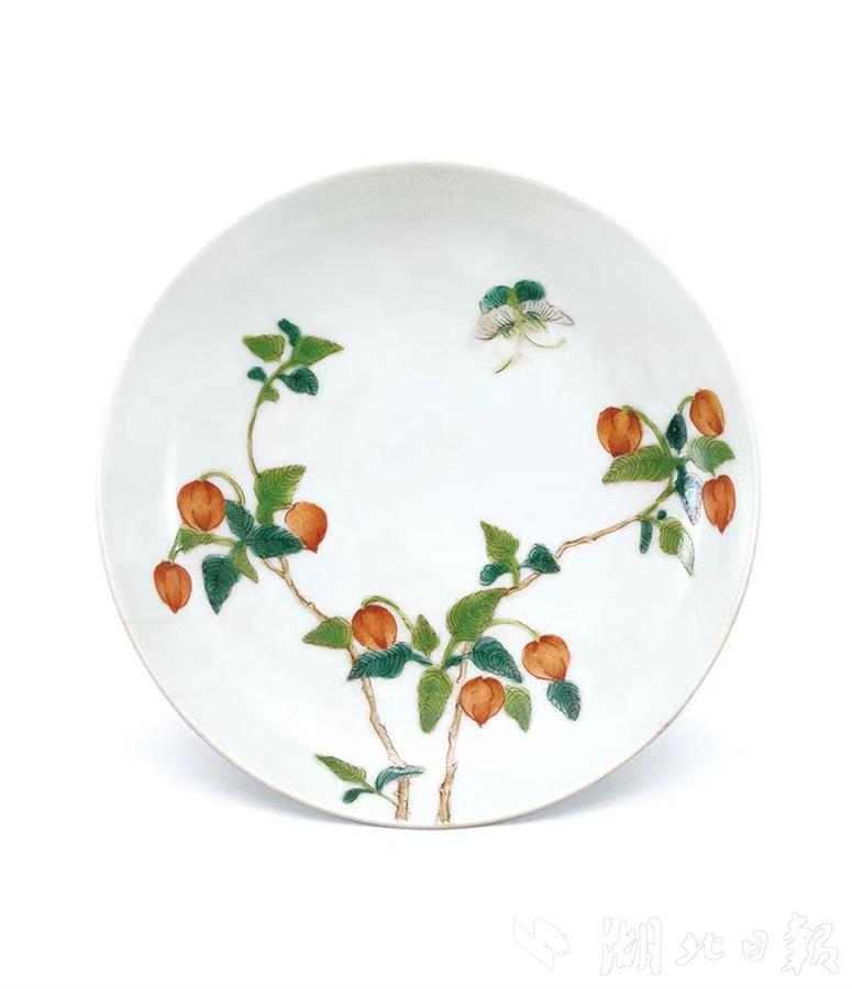  清代道光粉彩过枝花果纹盘（湖北省博物馆供图）