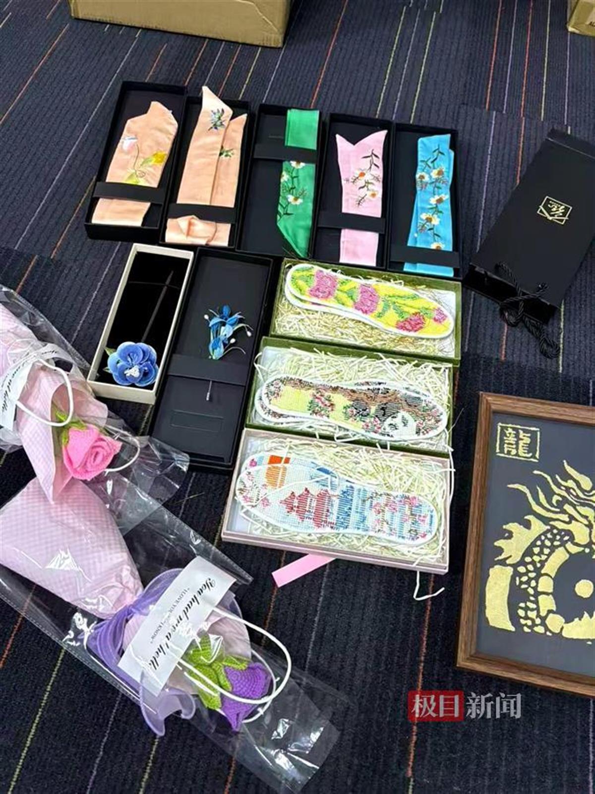 海外员工收到的汉绣等礼品.jpg