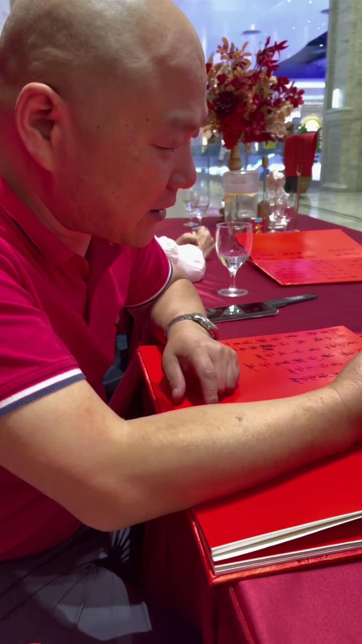 刘先生在婚礼现场签到（视频截图）