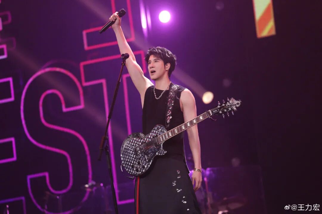 王力宏单依纯对唱版《爱错》赚了四千万台币，约合922万人民币，堪称今年华语歌坛的年度冠军