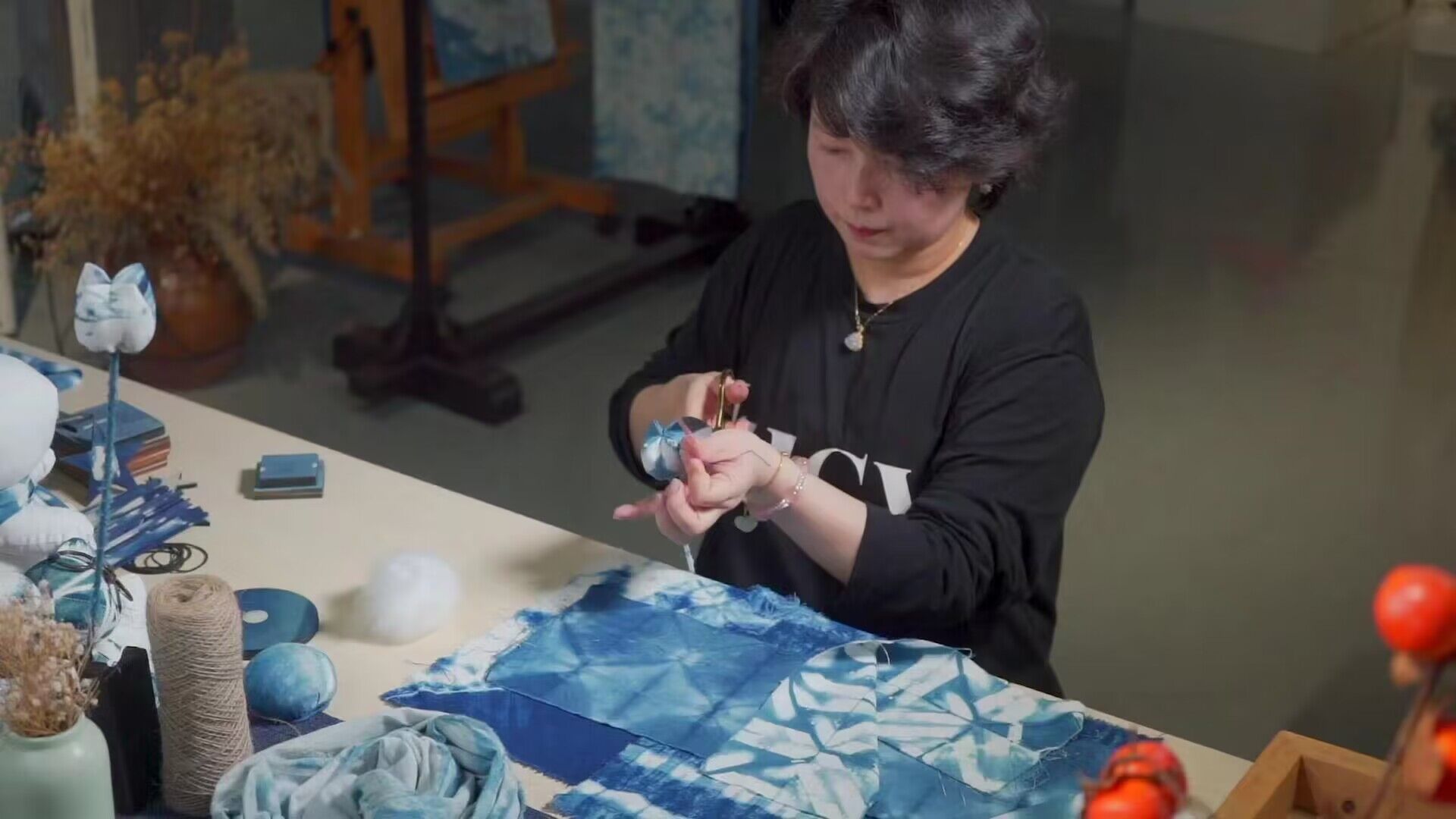 谢静副教授的《植物蓝染与生活—扎染郁金香花束制作》