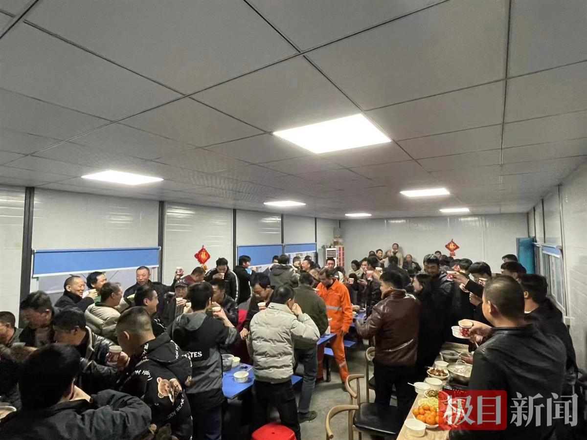 施工现场的团年饭2.jpg