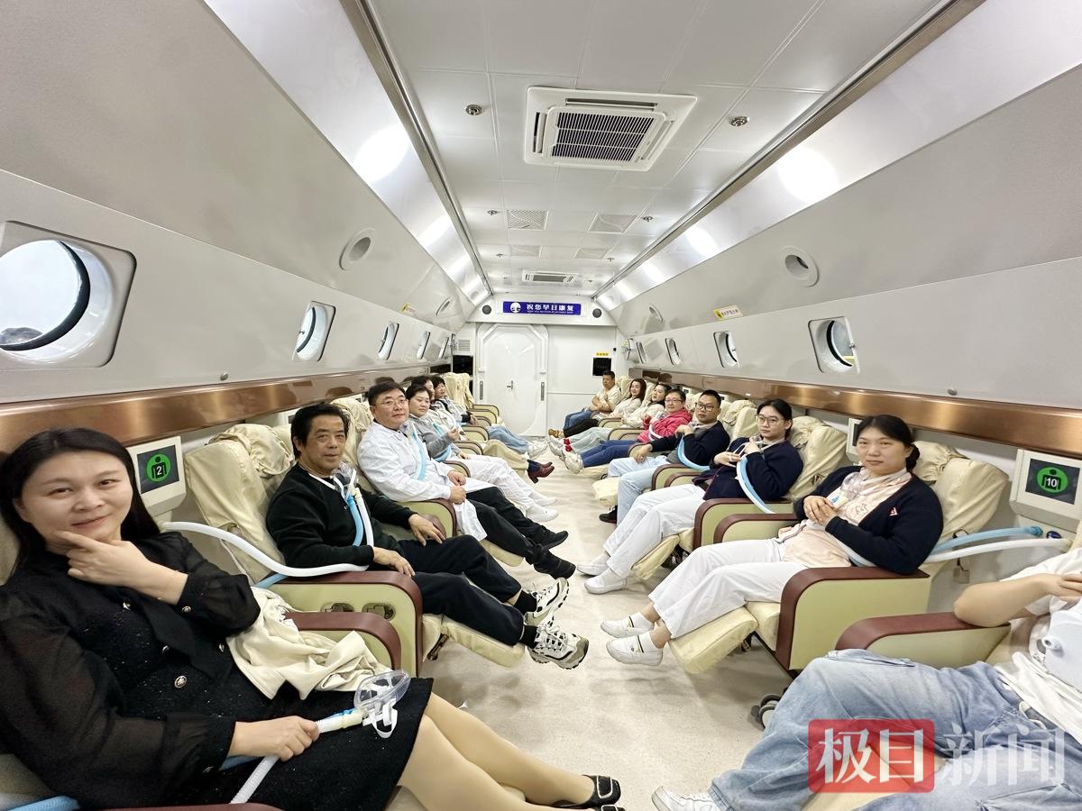 舱内合影.JPG