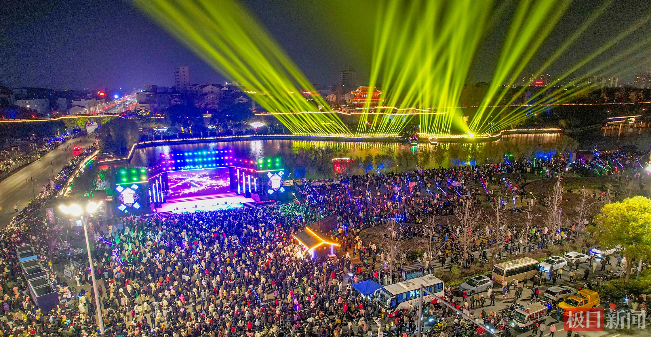 1月1日21时，“荆州十二时辰”无人机秀在湖北荆州古城东门精彩上演，2026架无人机点亮荆州2026年的第一个夜晚，吸引众多市民和游客观赏。（张梦瑶 肖琦 摄） (1).jpg