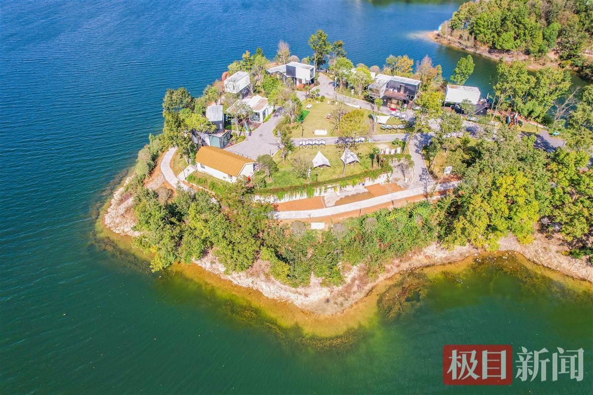 10月18日，随州市随县大洪山水库琵琶湖景区半岛铁盒露营基地。（极目新闻记者 黄志刚 摄）.JPG