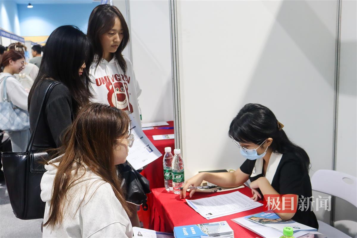 室友一同求职。通讯员  杨欣怡 摄.JPG