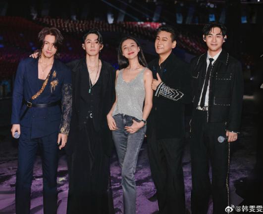 朱孝天老婆和F4合影引争议，网友：中间位置永远属于杉菜