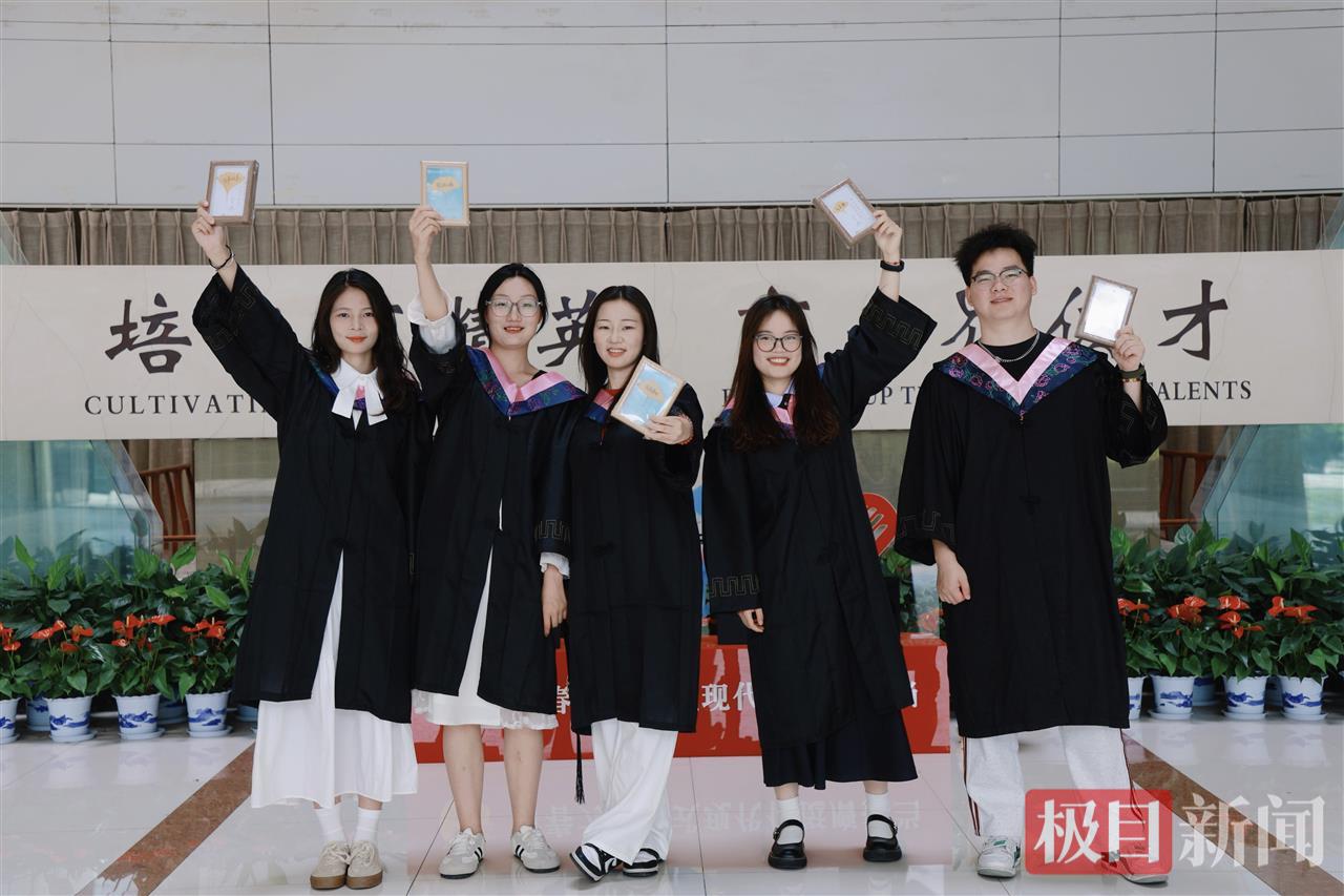 图为毕业生和银杏叶青春相框合影 摄影：金天.jpg