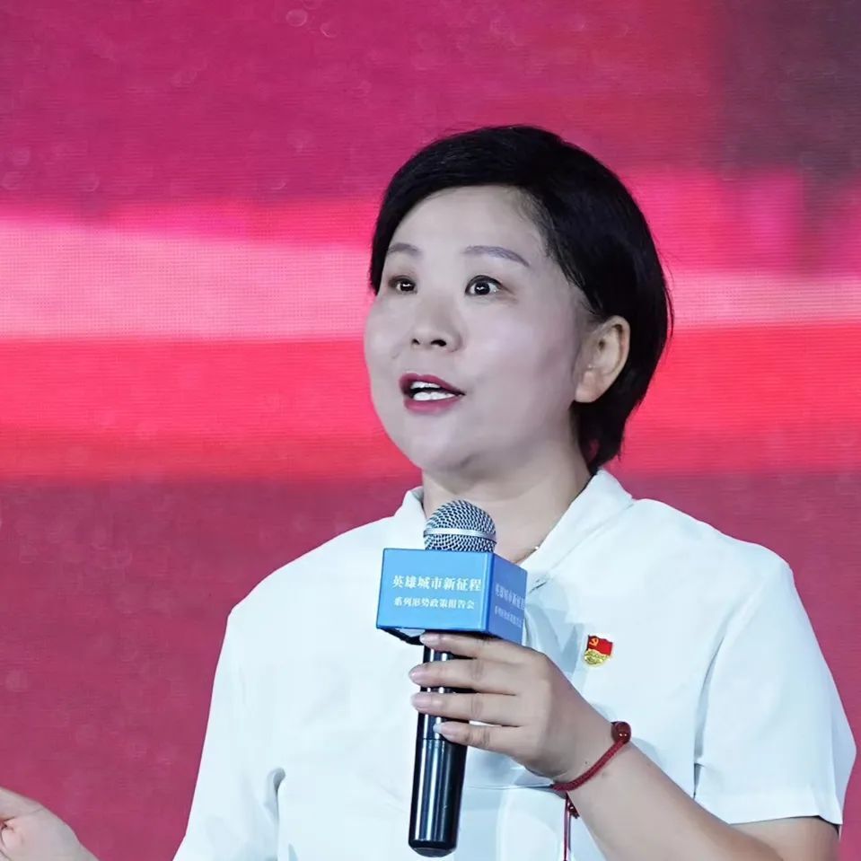 武昌区南湖街道华锦社区党委书记周林作报告。