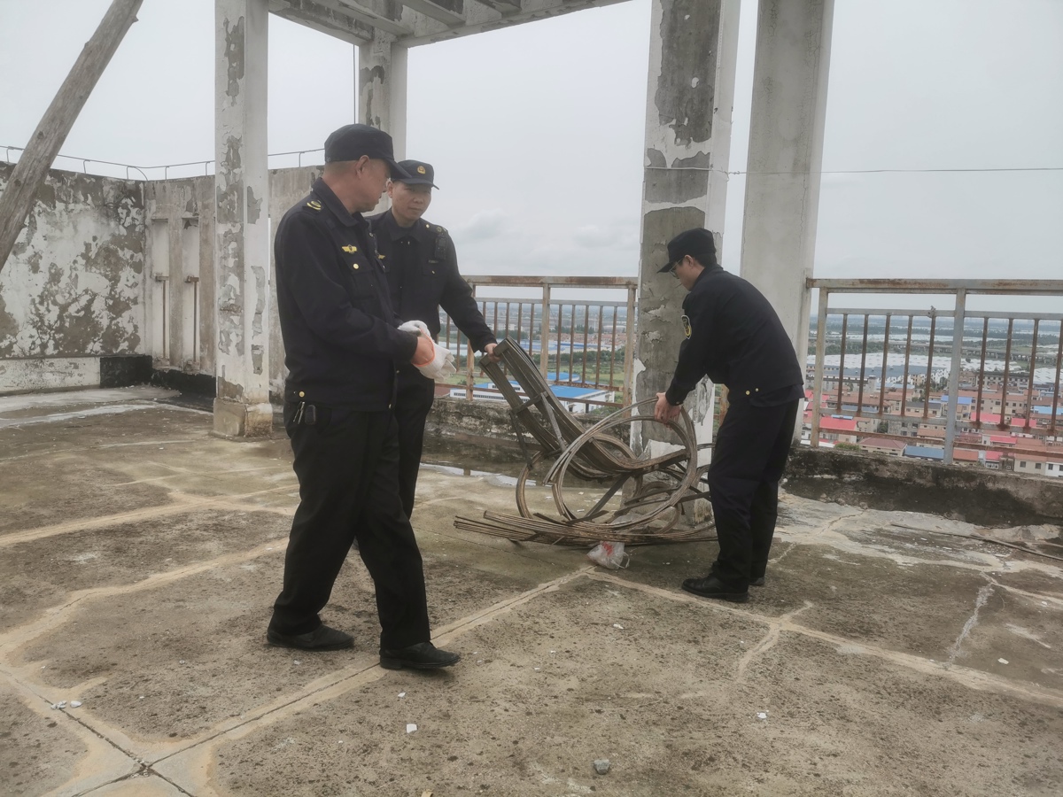 清理小区楼顶废旧家具.jpg