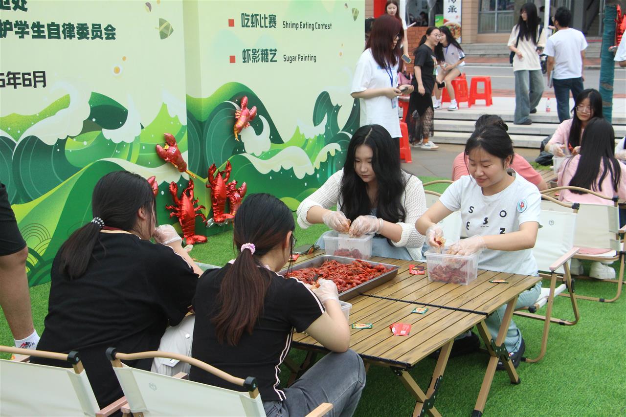 吃虾比赛（摄影：杨静宜）.jpg