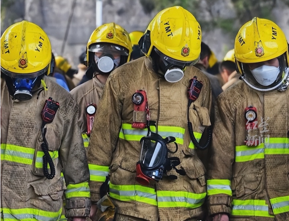 香港大火后消防员英勇撤离，满墙便利贴呼唤香港加油