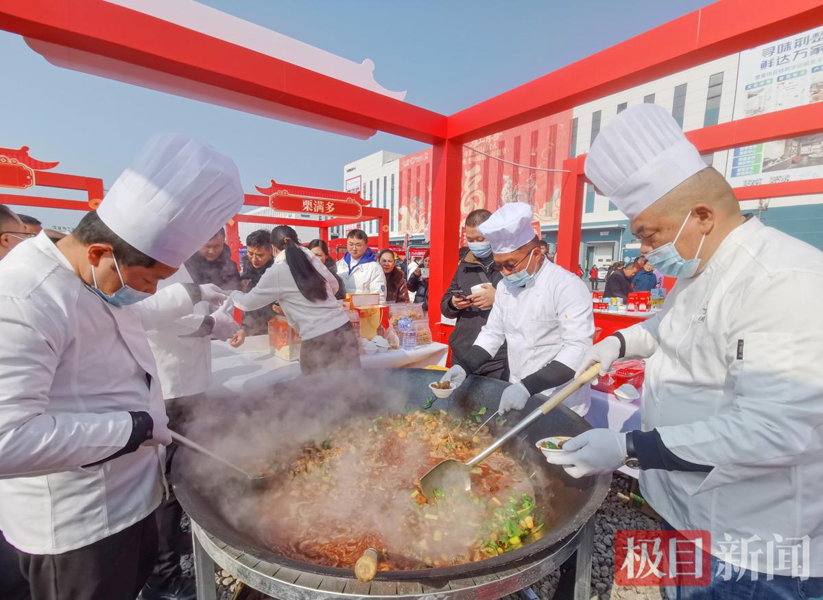 在松滋鸡市集展位前看到，参展企业支起一口直径1米多的大铁锅，将新鲜宰杀的土鸡现场烹饪，并向市民和游客发放。（极目新闻记者 黄志刚 摄）.jpg