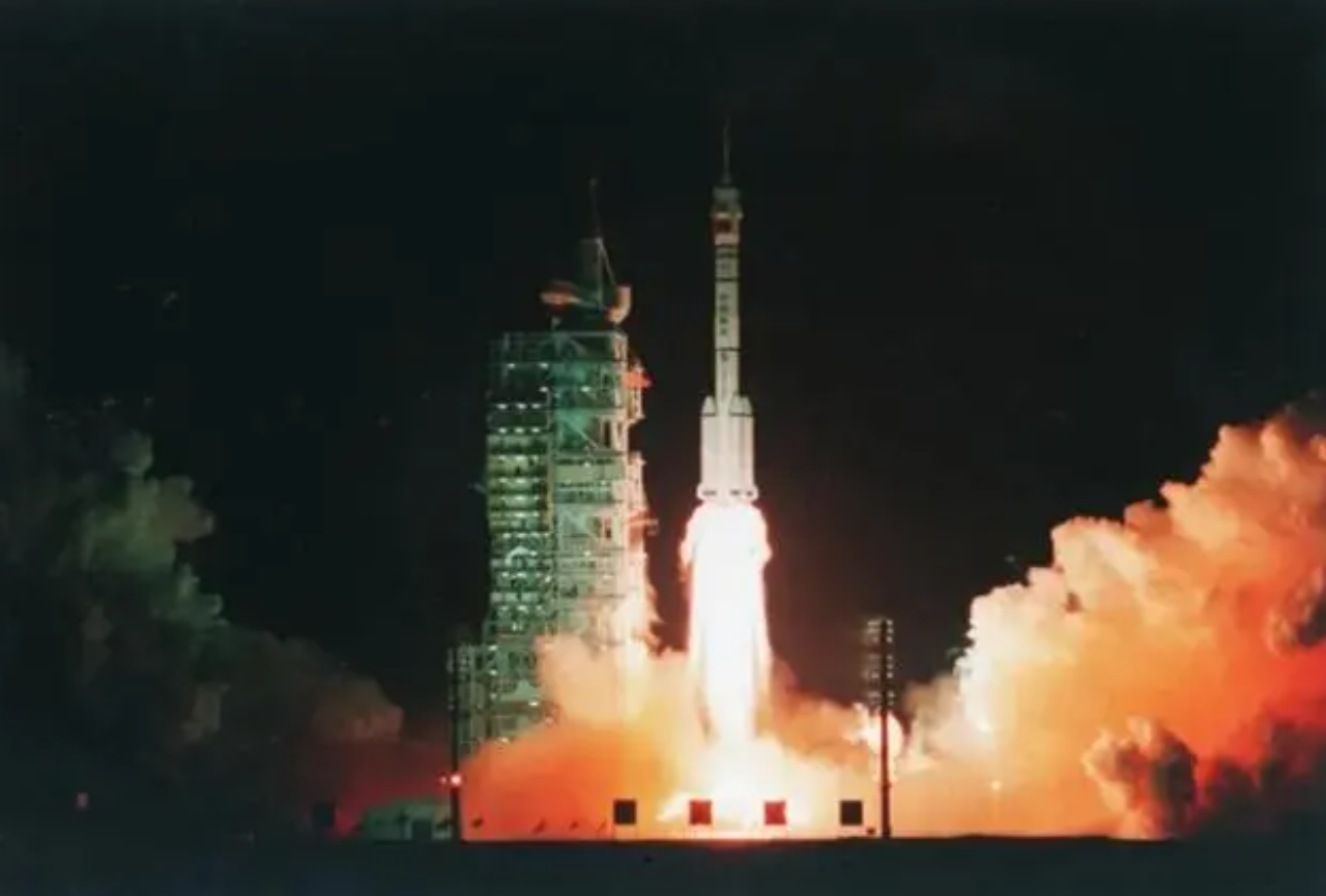 1999 年 11 月 20 日，中国第一艘载人航天实验飞船神舟号在酒泉卫星发射中心发射升空（新华社发）