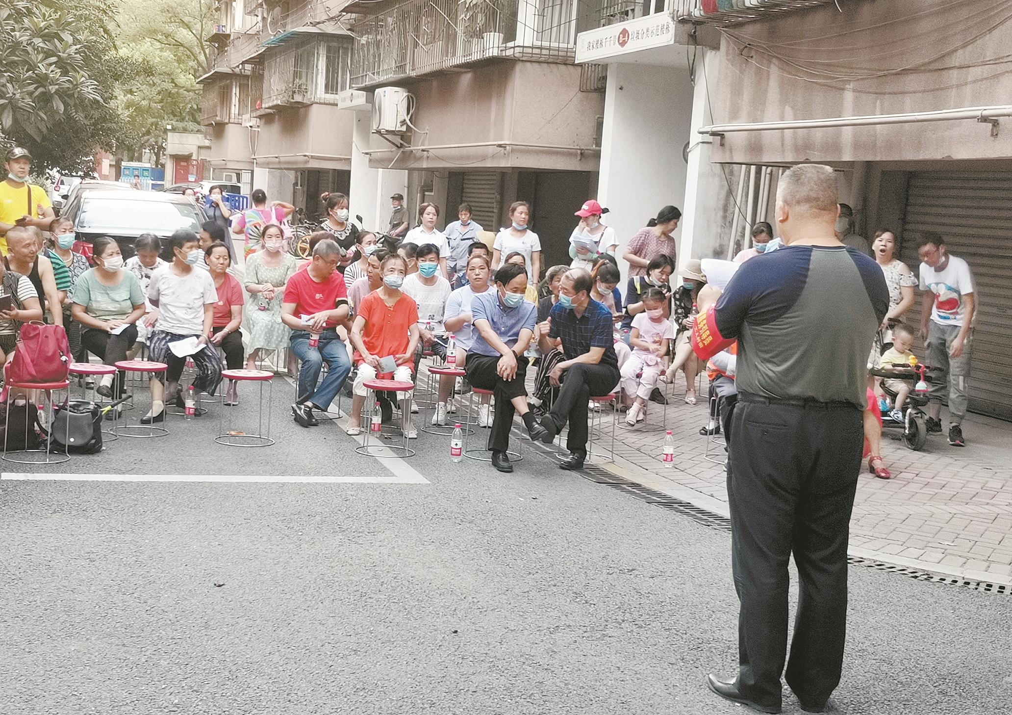 武汉市青山区华通小区改造前召开小区居民议事会（通讯员供图）