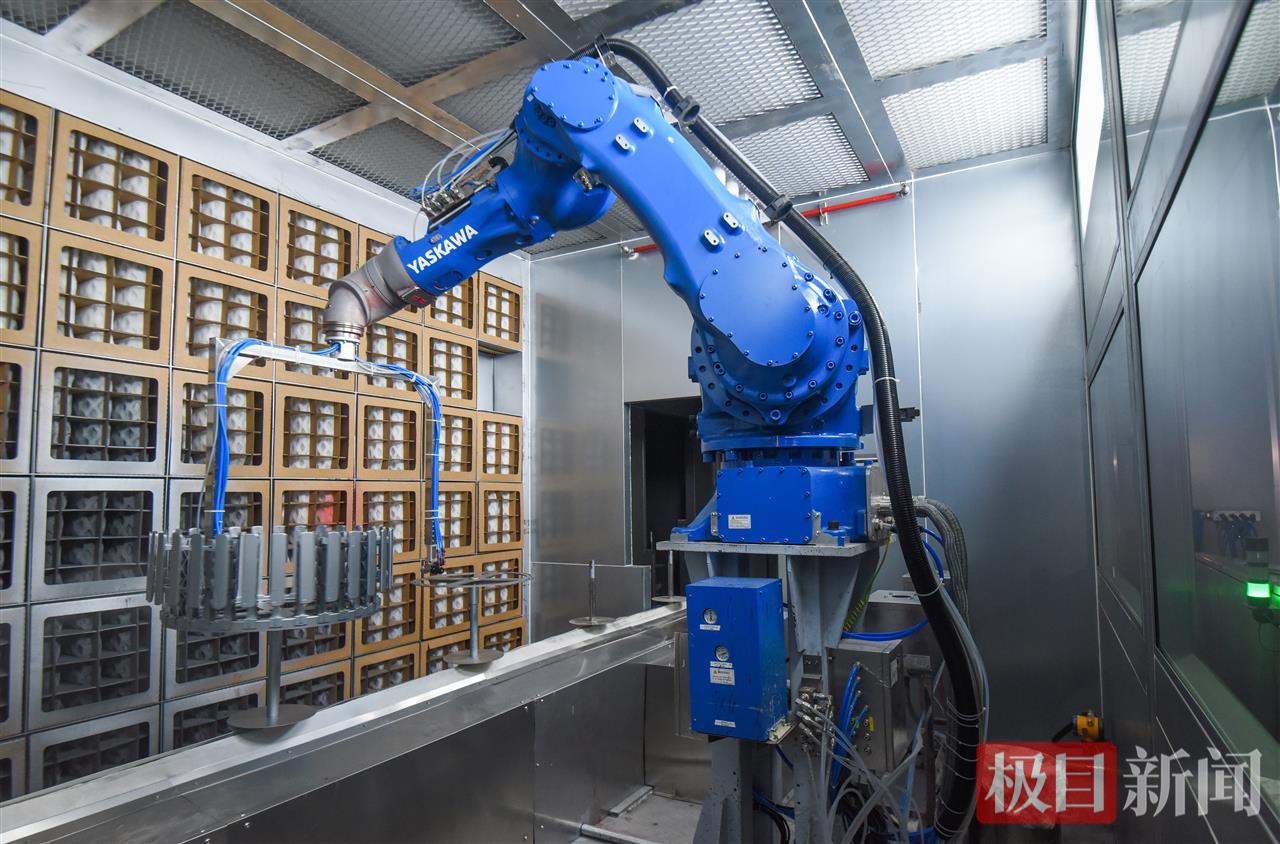 智能机械臂在伟速达(中国)汽车安全系统有限公司生产线上生产作业。 (极目新闻记者 黄志刚 摄).JPG