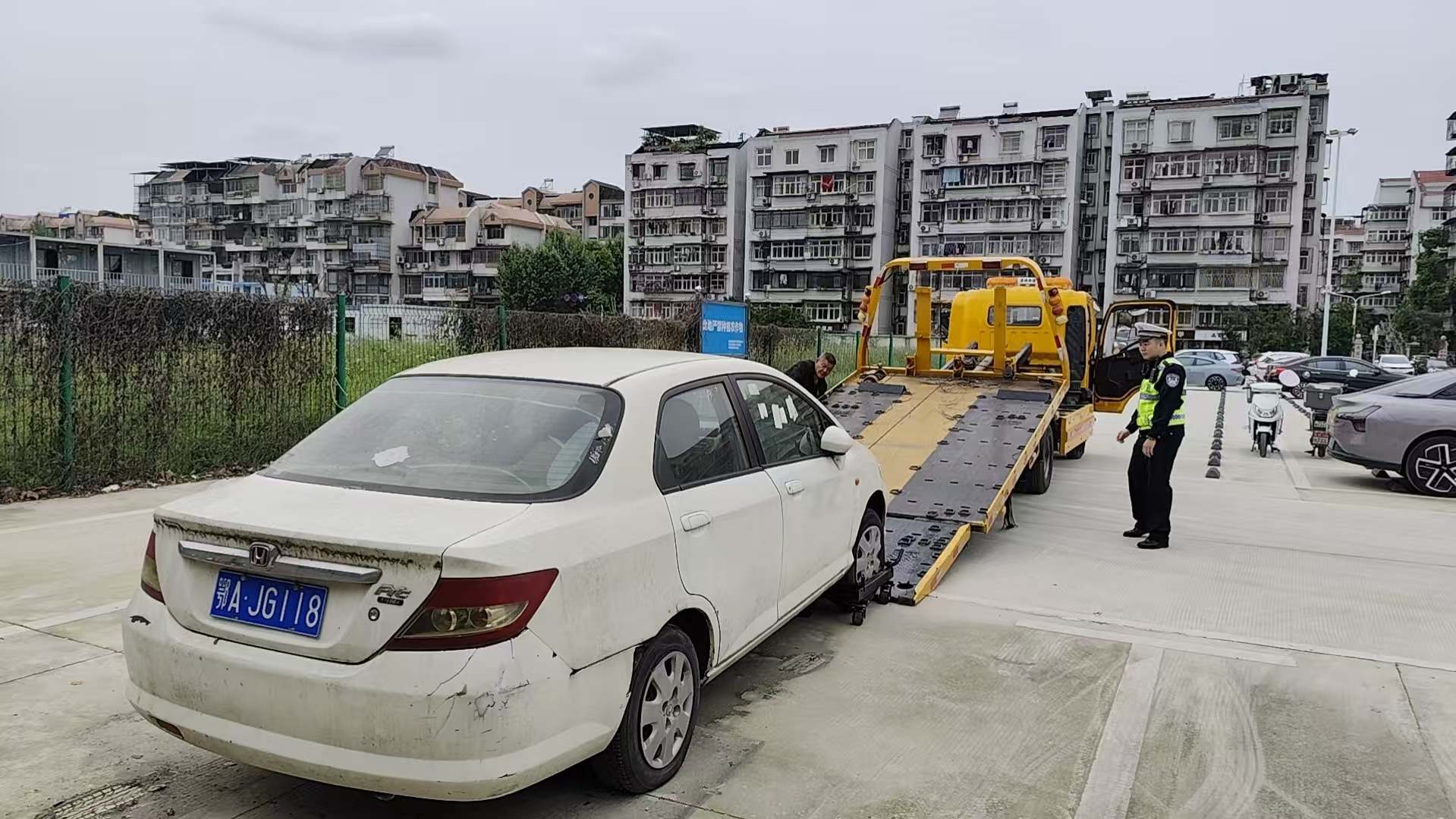 依法拖离僵尸车.jpg