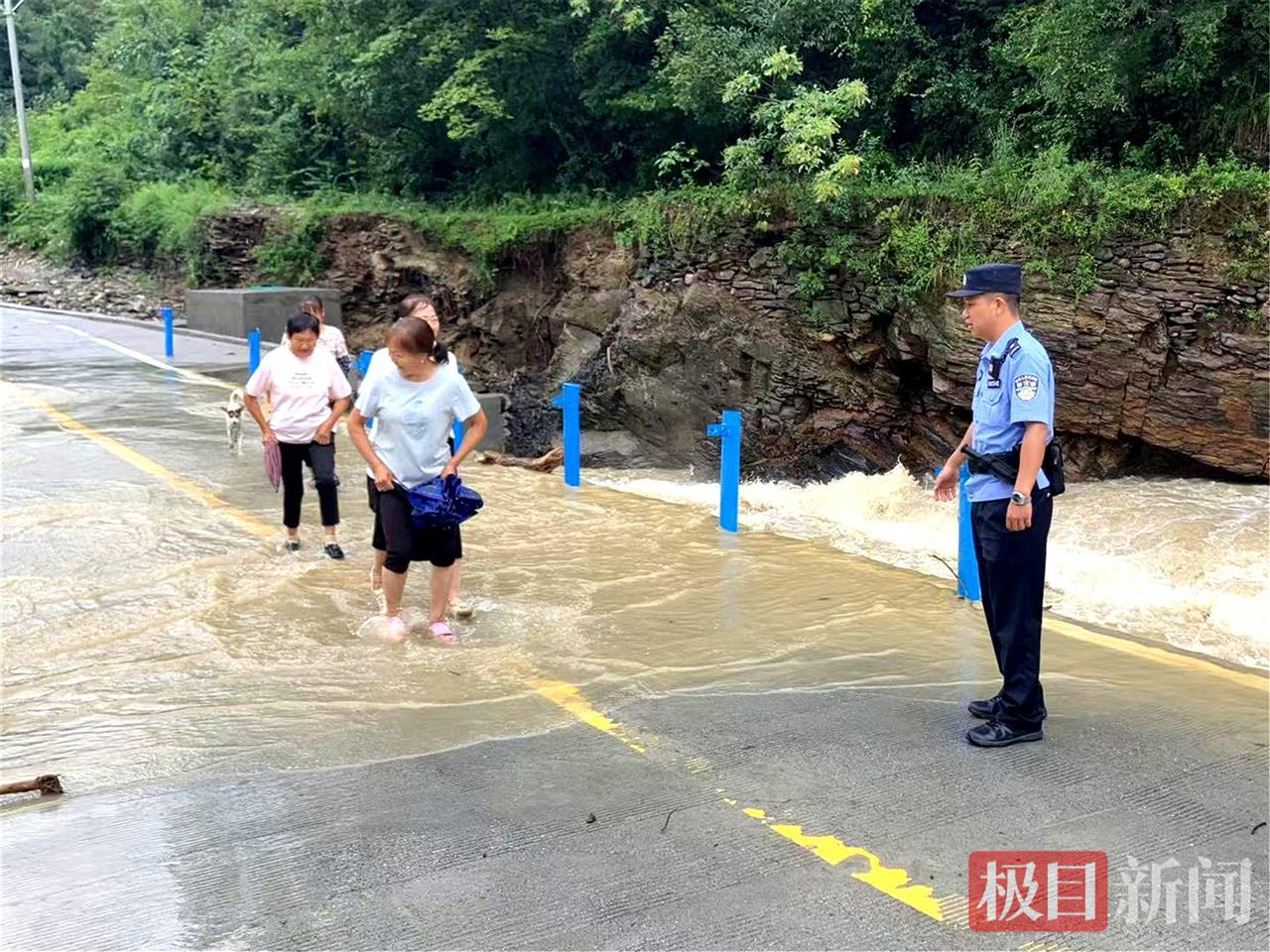 图1：民警指挥过往群众撤离危险路段.jpg