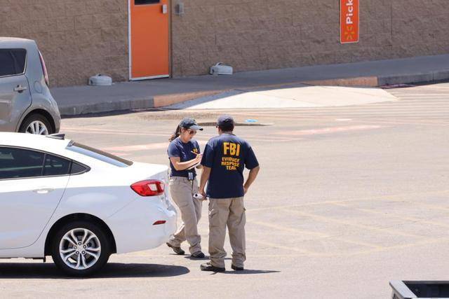 2019年8月4日，在美国得克萨斯州西部埃尔帕索市，美国联邦调查局警员在枪击案现场调查取证  新华社