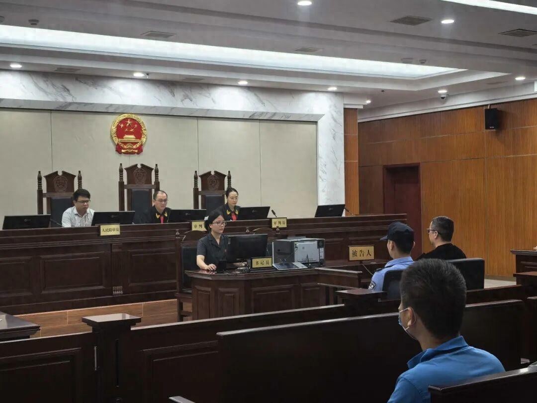 周某国受审，涉及贪污受贿指控