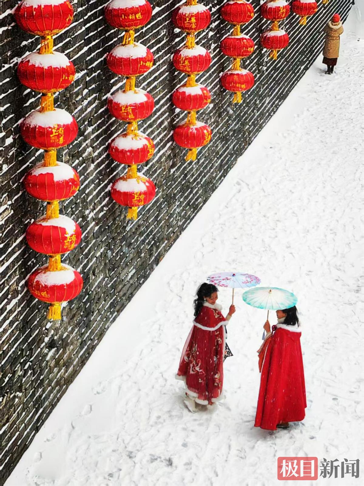 1月20日，湖北荆州古城，游客在踏雪赏景。（段昌林 摄）.jpg