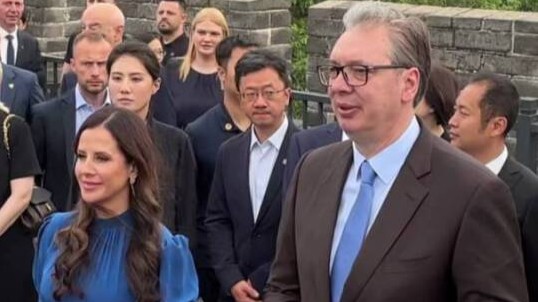 武契奇携夫人到访长城，现场回应被中国民众喊“577”的趣事