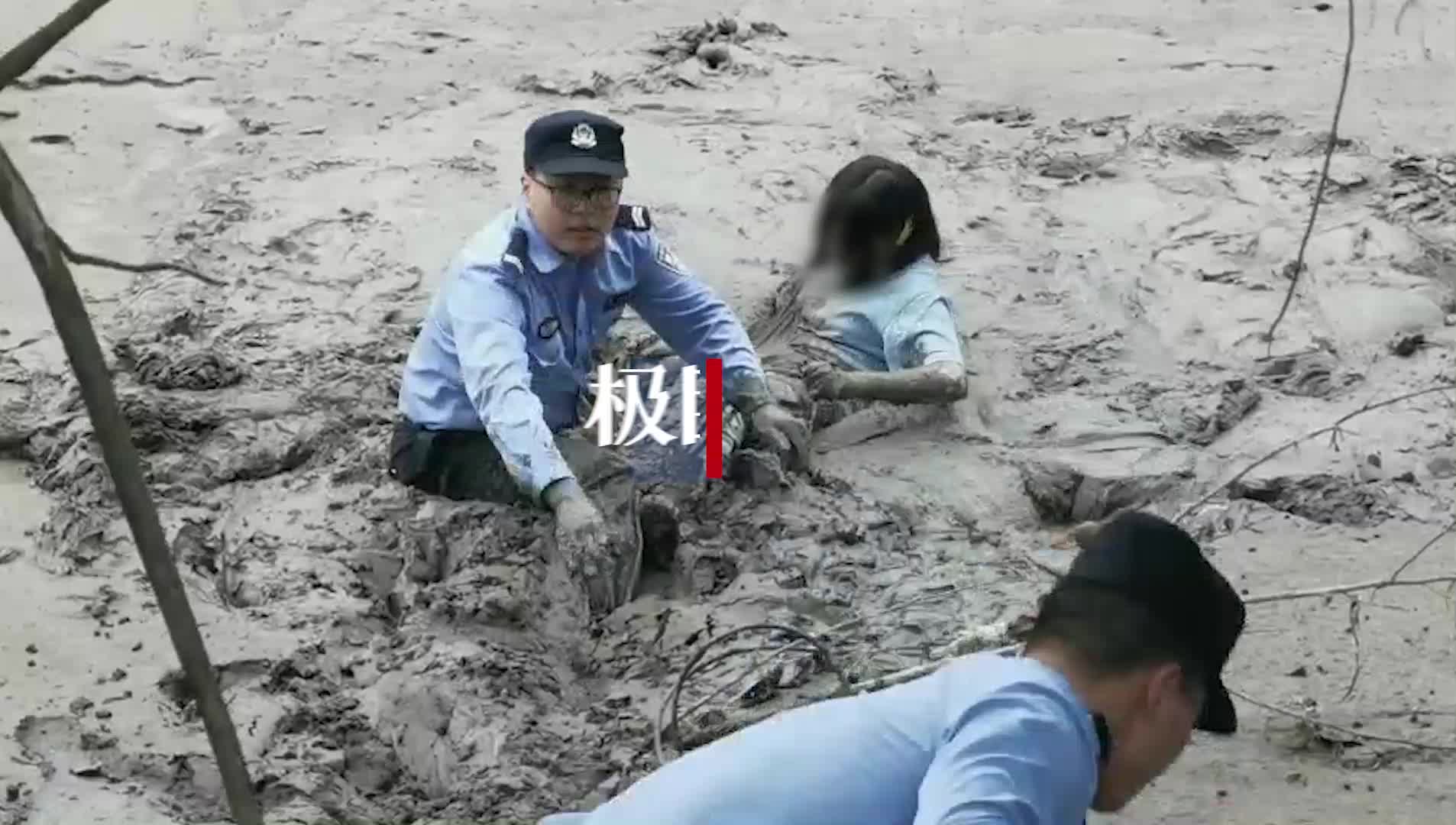 两个花季少女深陷淤泥危急时刻啃泥民警舍身救人