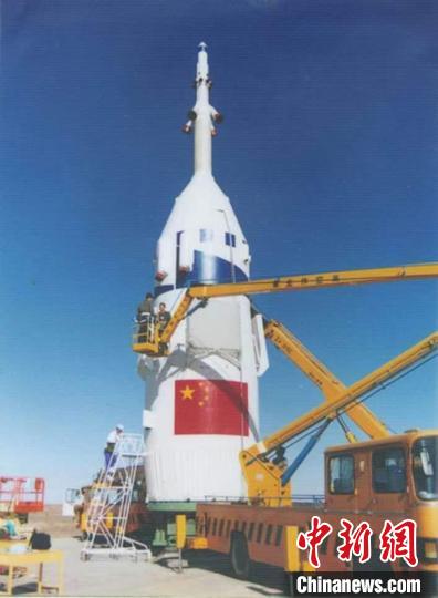 图为逃逸塔转运现场。　航天科技四院供图